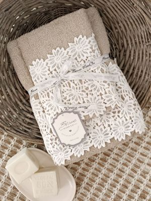 Blanc Mariclo set asciugamani in spugna con bordo in pizzo viso + ospite serie Valensole colore beige