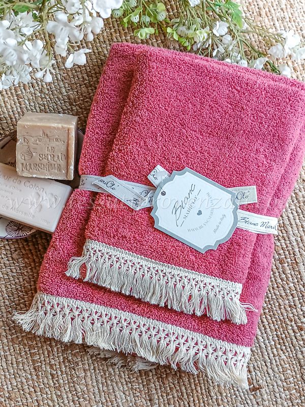 Blanc Mariclo set asciugamani in spugna con frange viso + ospite serie Lourmarin colore lampone