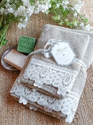 Blanc Mariclo set asciugamani in spugna con pizzo viso + ospite serie Chantilly beige