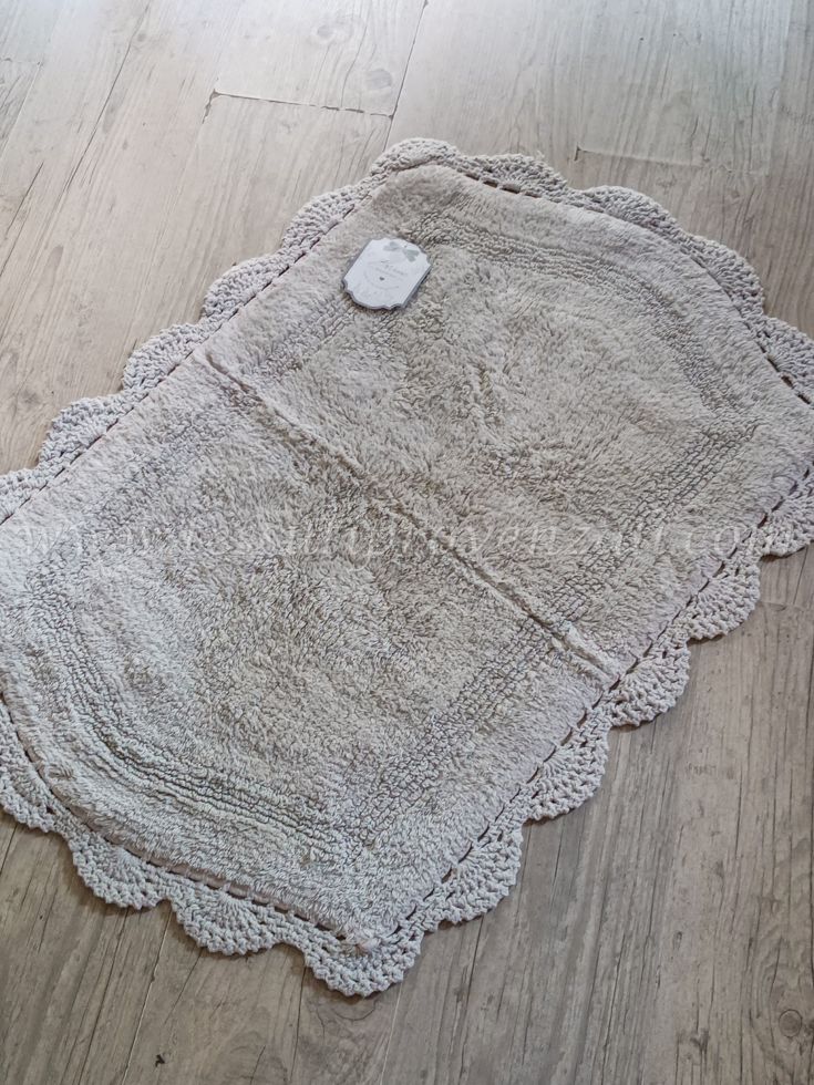 Blanc Mariclo tappeto con bordo crochet serie Romance cm.50x80 colore tortora chiaro