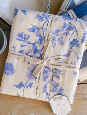 Blanc Mariclo tovaglia serie Colazione sull'erba cm. 140x270 variante fantasia floreale blu