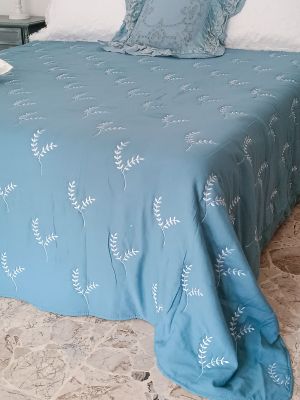Blanc Mariclo trapuntino matrimoniale con ricami serie Le Moisson colore celeste
