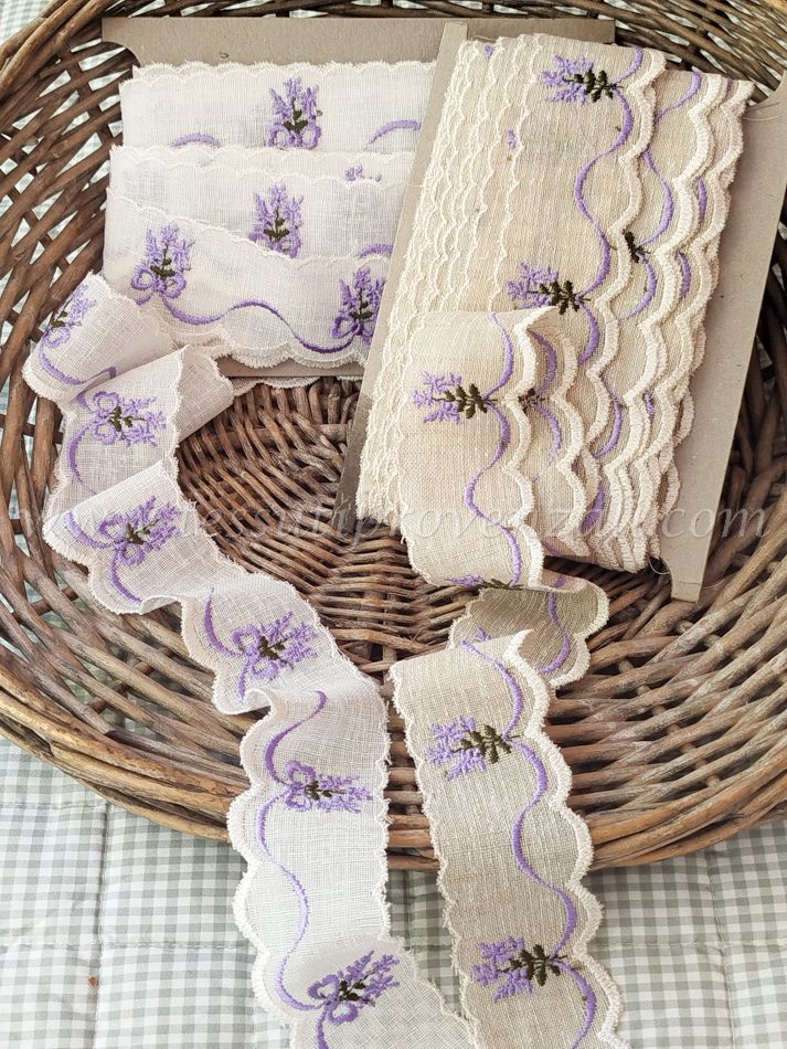 Passamaneria a metraggio con ricamo lavanda altezza cm.4,5 colore bianco