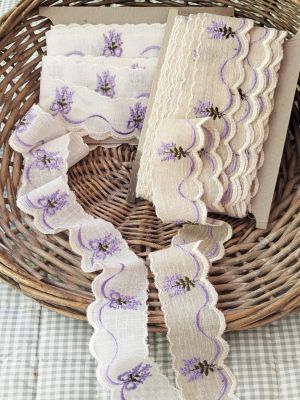 Passamaneria a metraggio con ricamo lavanda altezza cm.4,5 colore ecrù