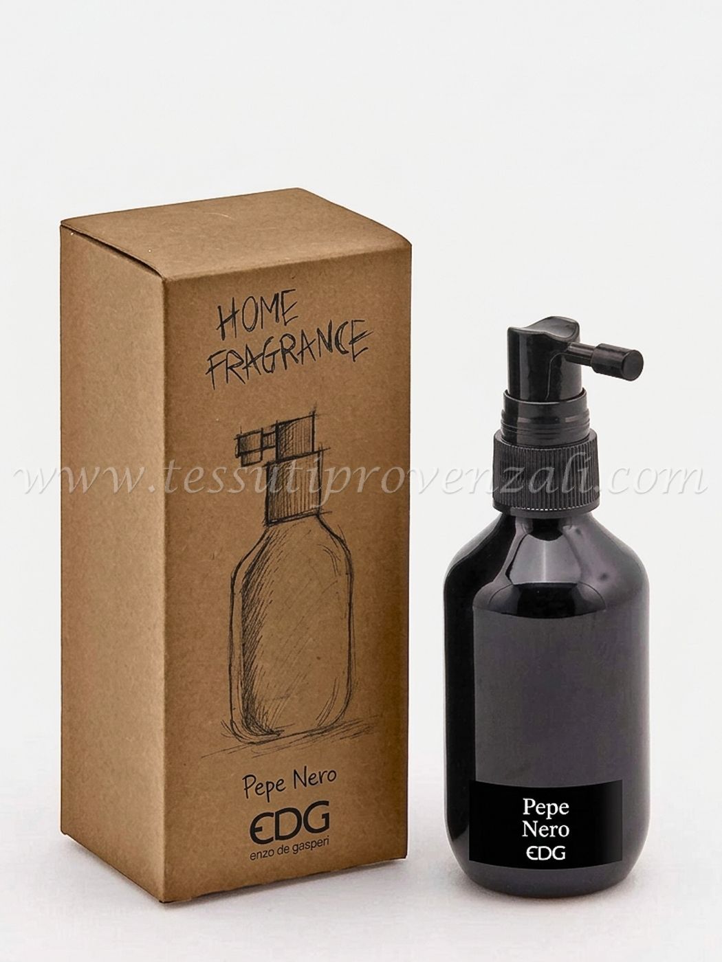 Spray per ambienti 500ml pepe nero cardamomo.Una fragranza dai toni caldi, scuri e pungenti che tonificano l'aria infondendo energia nello spazio
