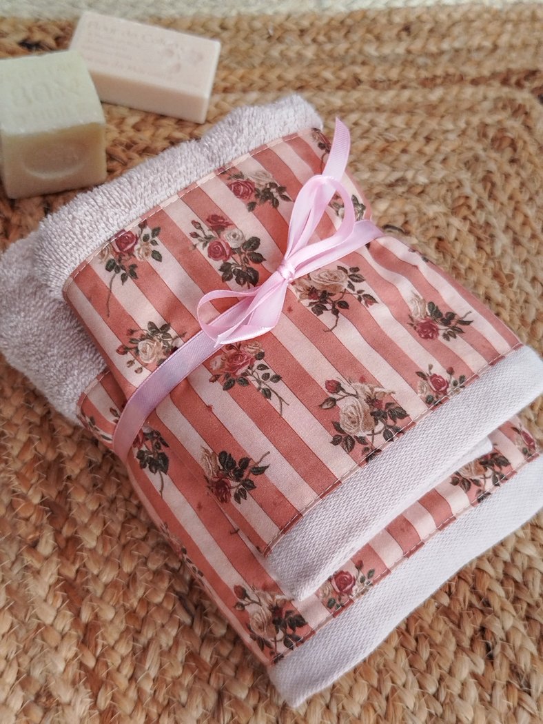 Handtuch-Set (Gästehandtuch & Gesichtshandtuch) aus rosa Baumwollfrottier Made in Italy „Roselline Vintage“